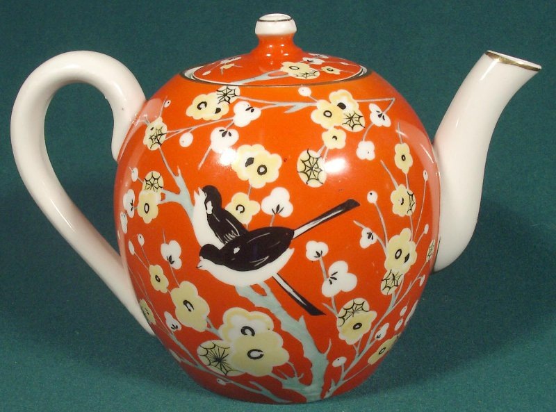 Чайник с крышкой высотой 16,3 см. 1947. Государственное автономное учреждение культуры Ярославской области "Рыбинский государственный историко-архитектурный и художественный музей-заповедник"