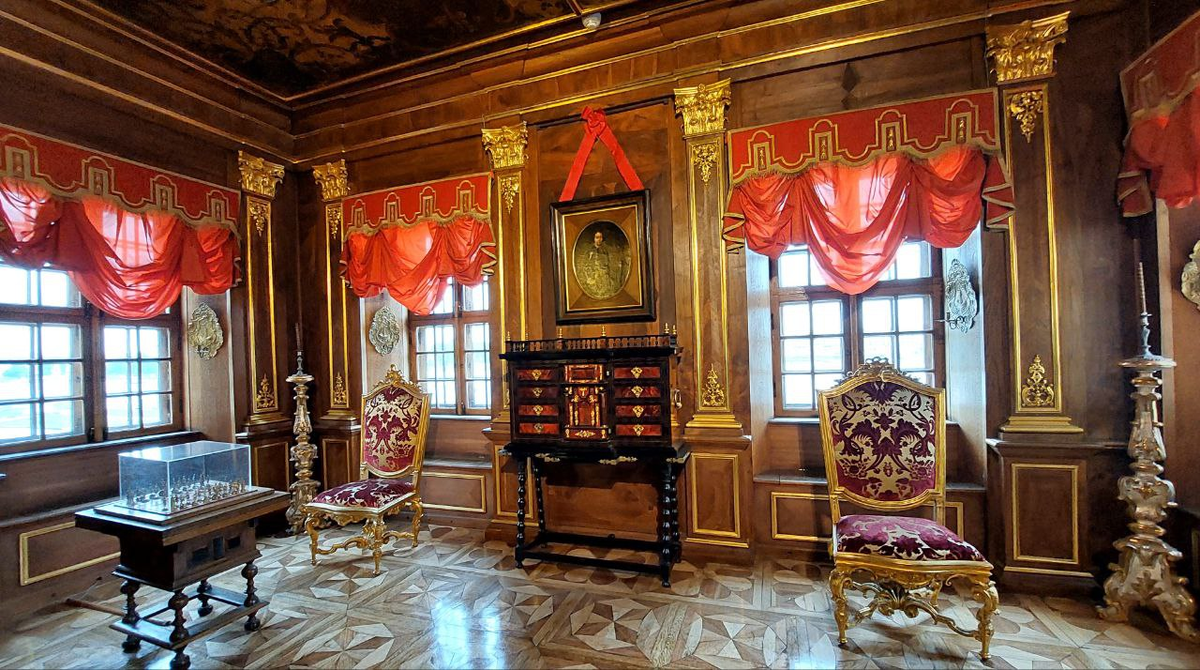 Фото автора. Ореховая. Здесь Меншиков отдыхал, играл в шахматы, занимался делами и принимал иностранных дипломатов.