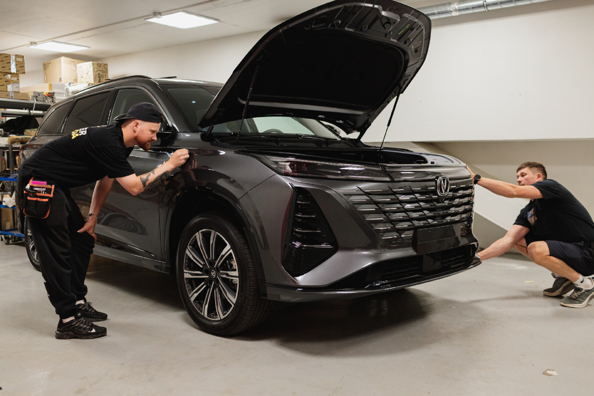 Источник фото: https://custom-heroes.ru/raboty/vid-uslugi/okleyka-poliuretanovoy-plenkoy/deteyling-okleyka-far/changan-cs75-plus-v-brone-nadezhnaya-zaschita-poliuretanovoy-plenkoy-ot-custom-heroes/
