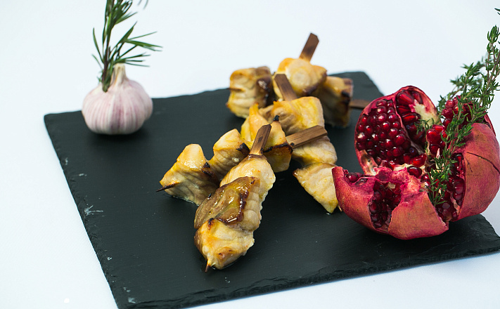 Мини-шашлычок из масляной рыбы маринованной в специях Прованс