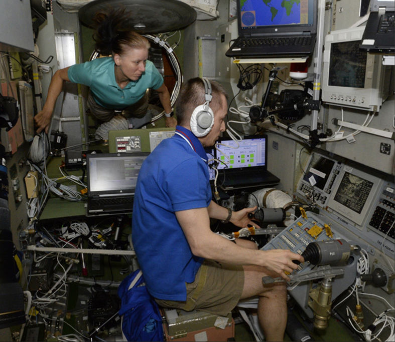 Сергей Рыжиков на центральном посту РС МКС. Фото: Роскосмос