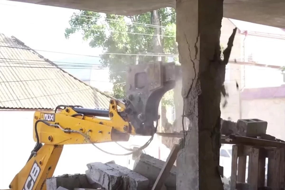    Снос незаконной многоэтажки на улице Тахо-Годи показали власти Махачкалы