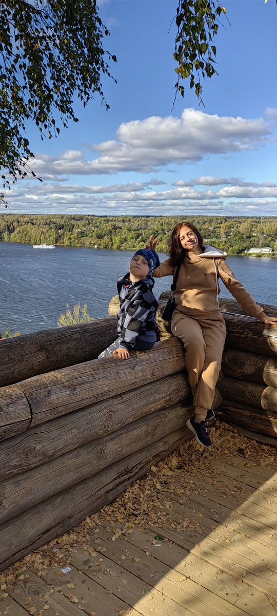 Начало второго триместра. На прогулке с семьёй в Плёсе.