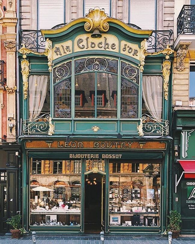 Витрина ювелирного магазина во Франции, спроектированная Паулем Фехером