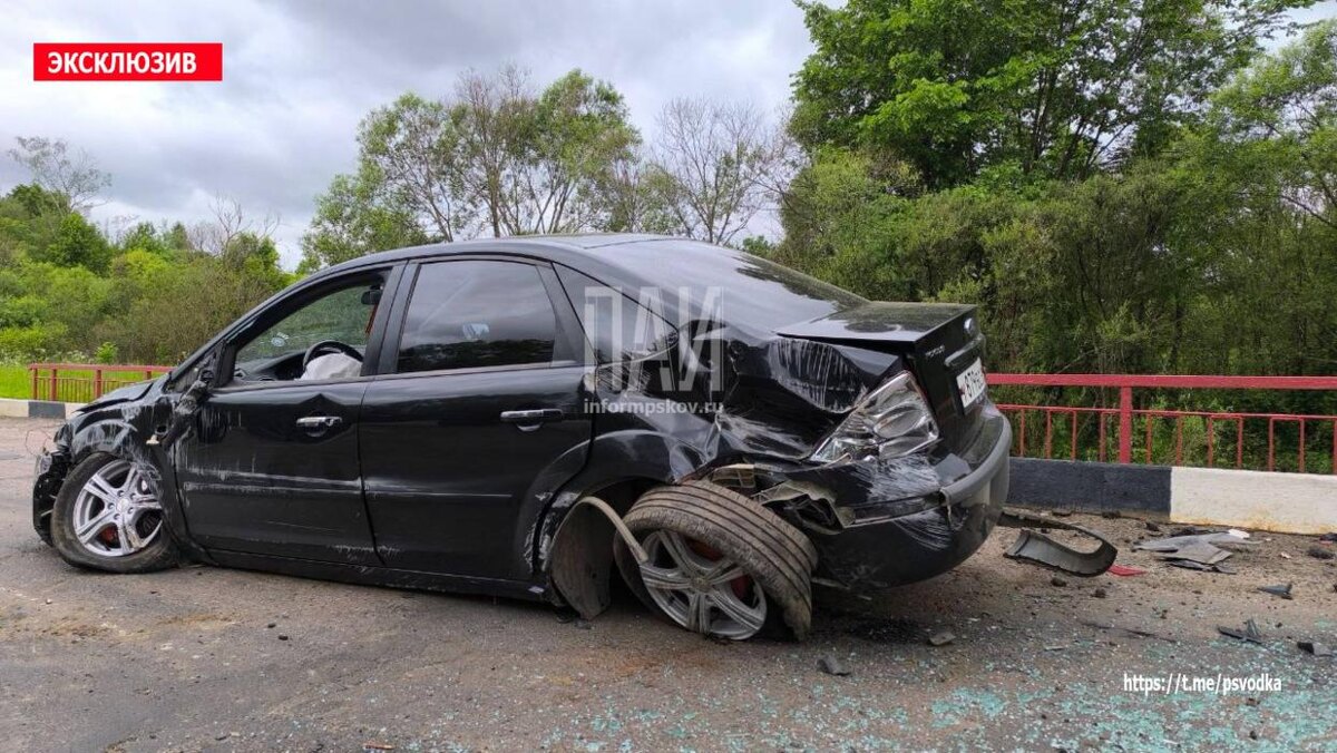 Автомобиль врезался в ограждение на мосту в Локнянском районе
Фото: Telegram-канал «Псковская сводка. ПАИ»