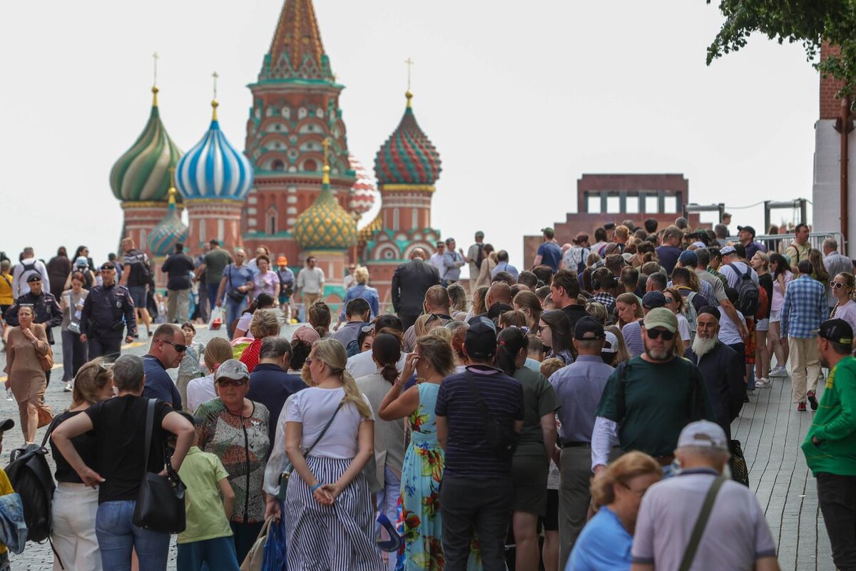 Очередь на посещение Мавзолея Ленина на Красной площади, объект культурного наследия федерального значения в скором времени ждёт реконструкция.  Дмитрий Белицкий / Агентство "Москва" 