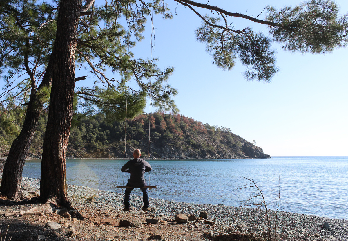 Уютный пляж с качелями