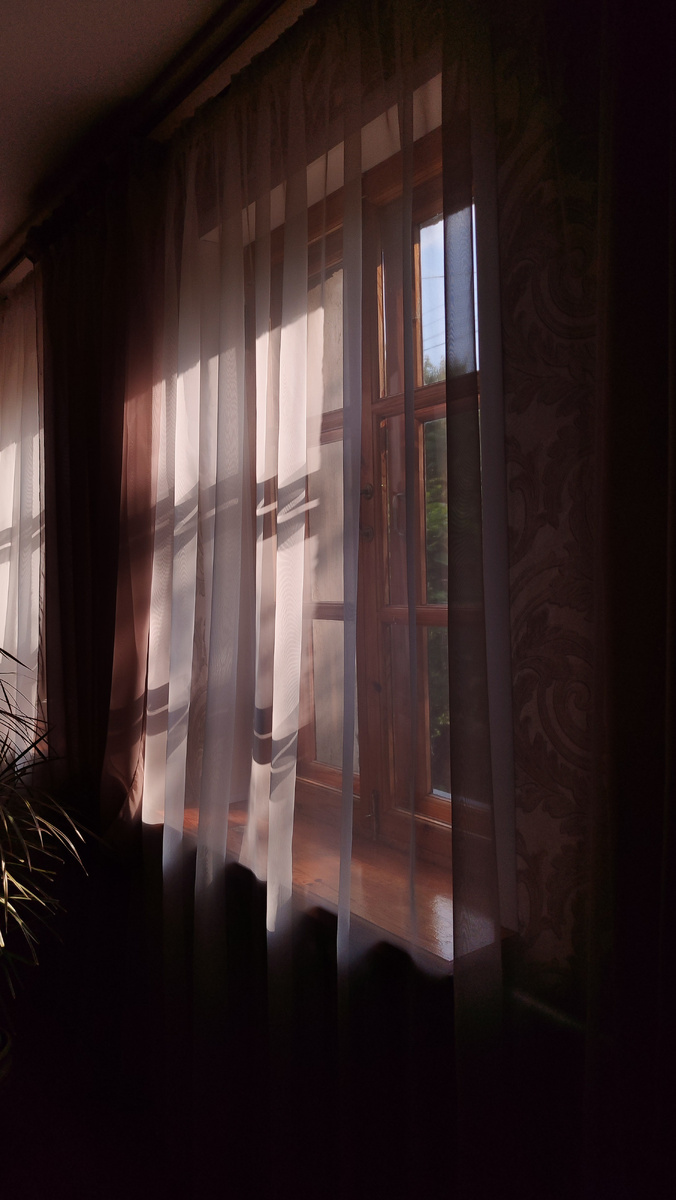 А это мы с Яном были в гостях. И мне очень понравилось как падает свет. 