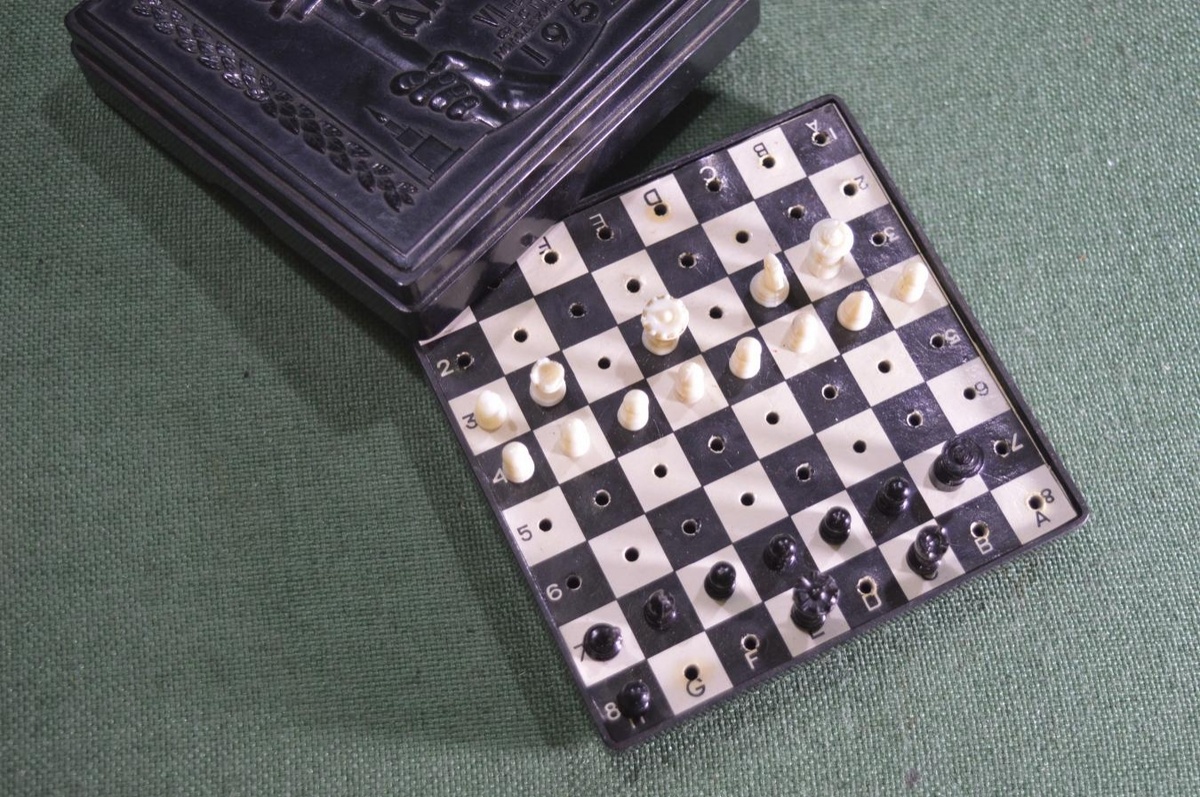 Шахматы дорожные "Фестиваль 1957 Мир Дружба".  Источник https://habartorg.ru/catalog/12044/.