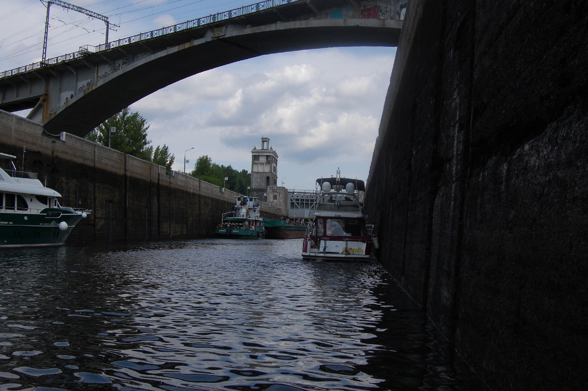 С нами шлюзовались 4 судна