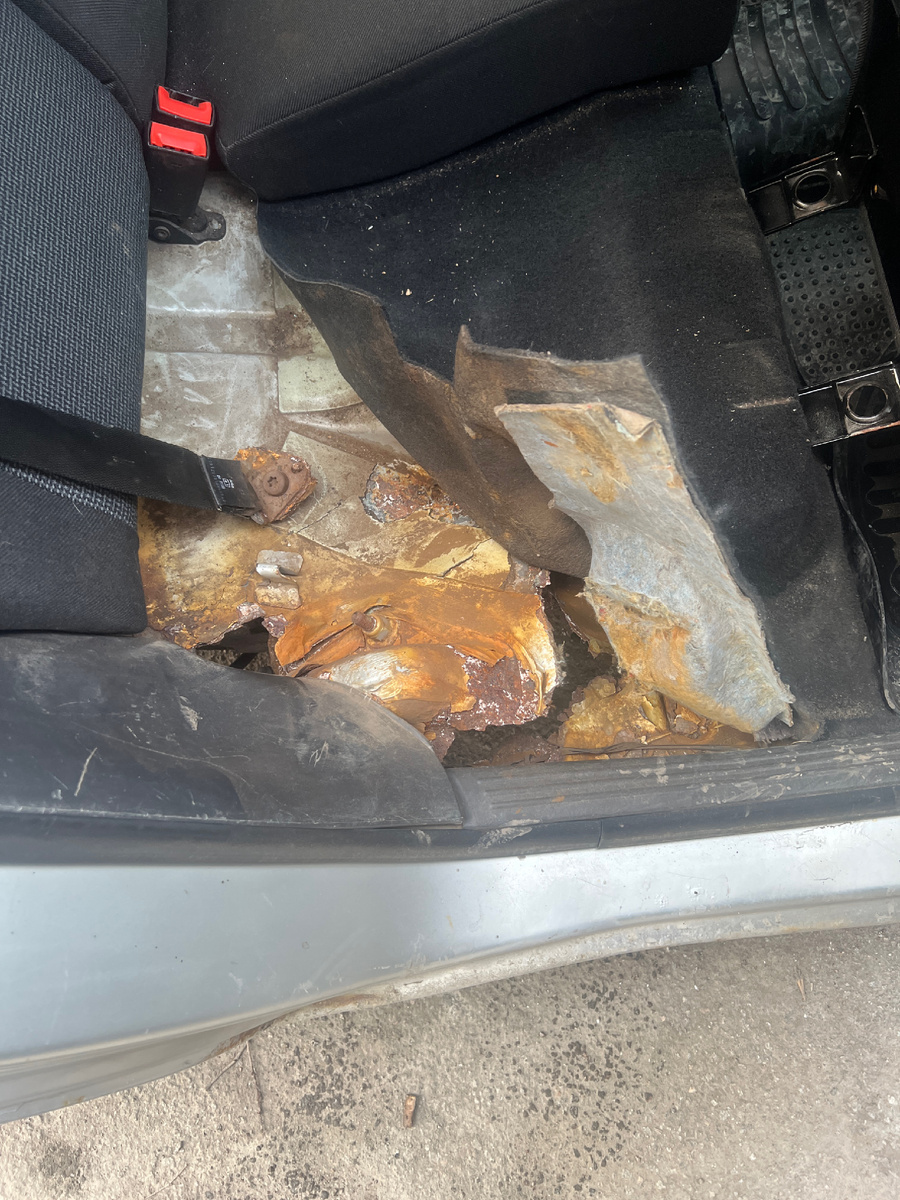 Пол под сиденьем пассажира