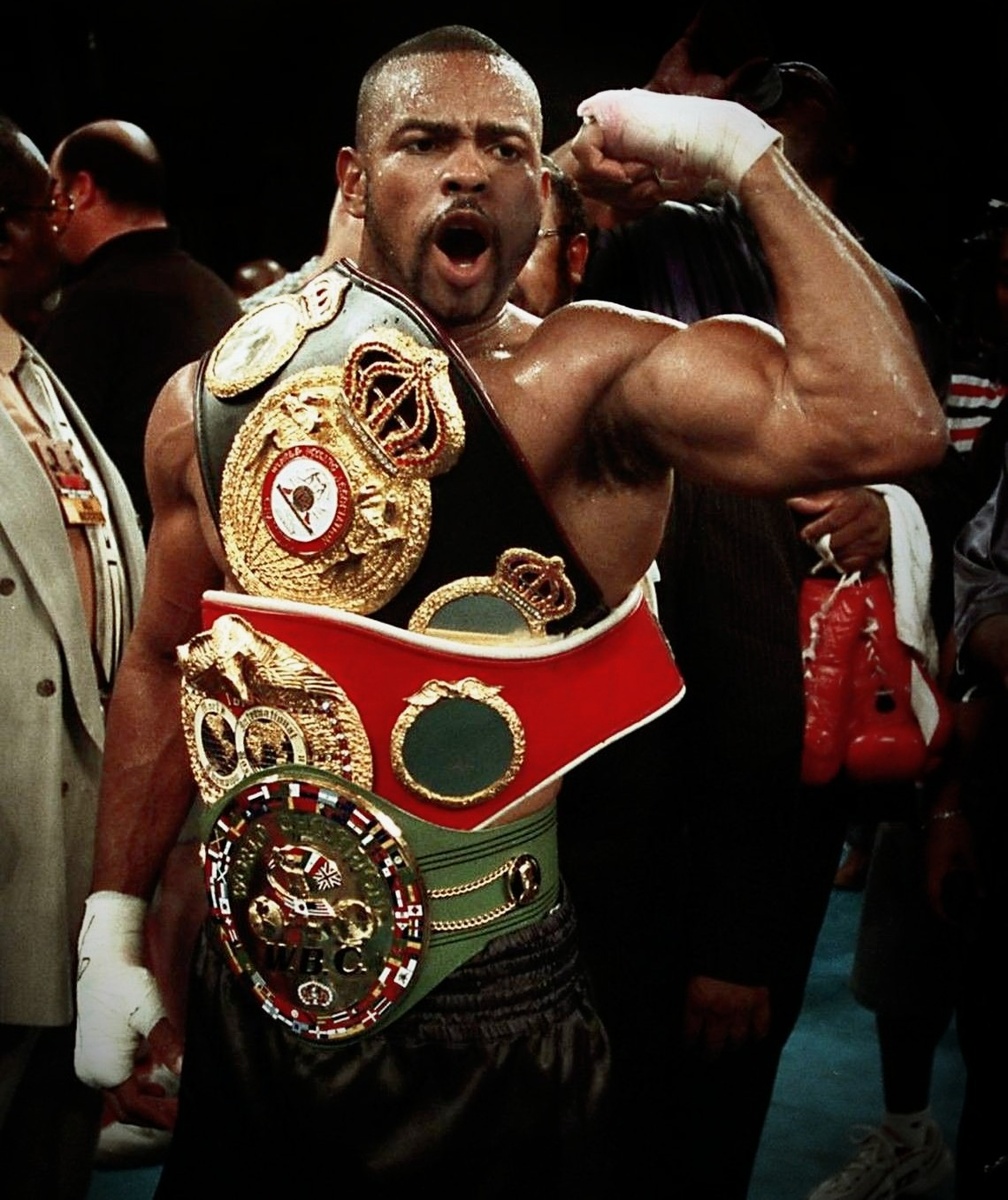 Рой Джонс с чемпионскими поясами