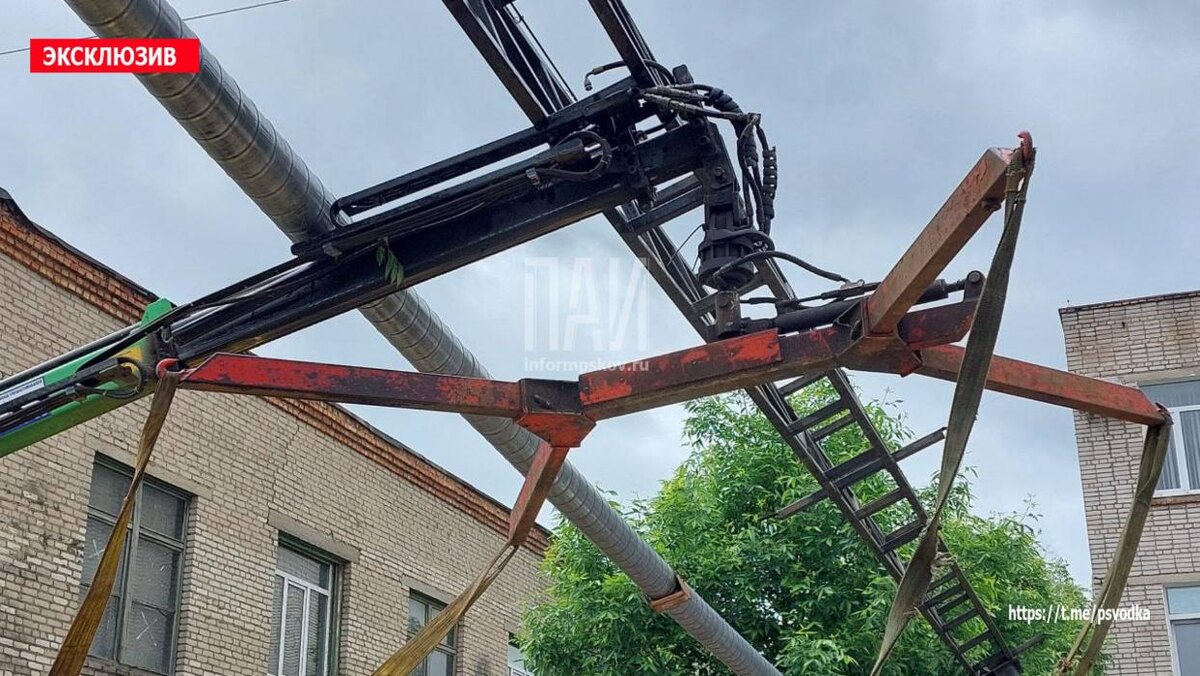 Трубопровод упал на автомобили в Великих Луках
Фото: Telegram-канал «Псковская сводка. ПАИ»