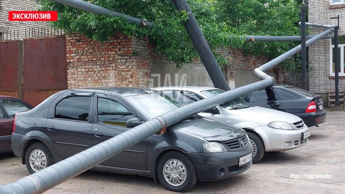 Трубопровод упал на автомобили в Великих Луках
Фото: Telegram-канал «Псковская сводка. ПАИ»