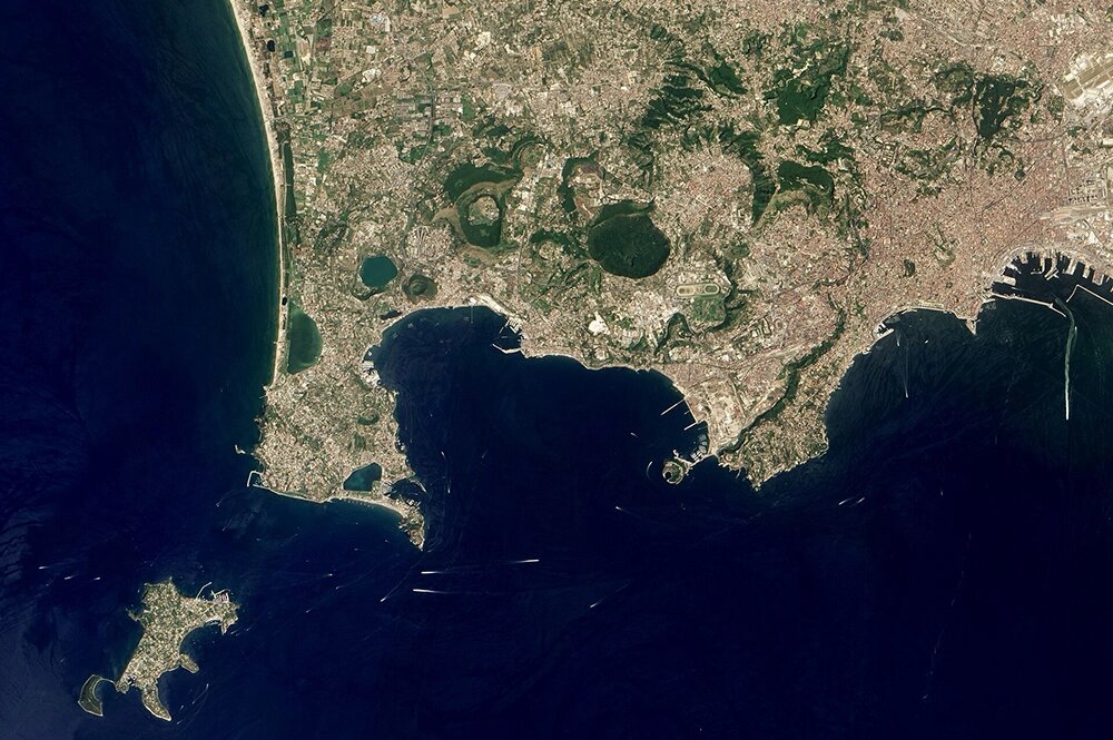    Скопление кальдер Кампи-Флегрей является крупнейшим вулканическим объектом вдоль Неаполитанского залива. Источник: Public Domain