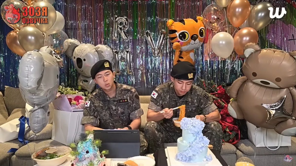 Начало эфира: RM насвистывает мелодию, Ви наслаждается любимой лапшой.