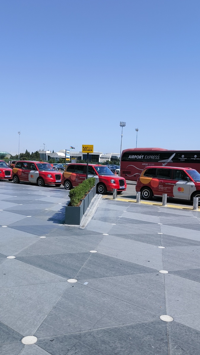 Вот такие кэбы стоятв аэропорту