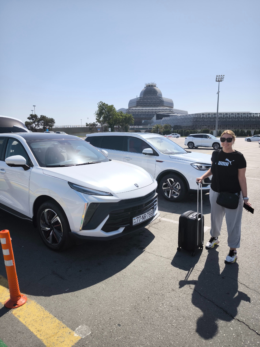 Вот на такой белой ласточке нас домчали до отеля за 25 минут