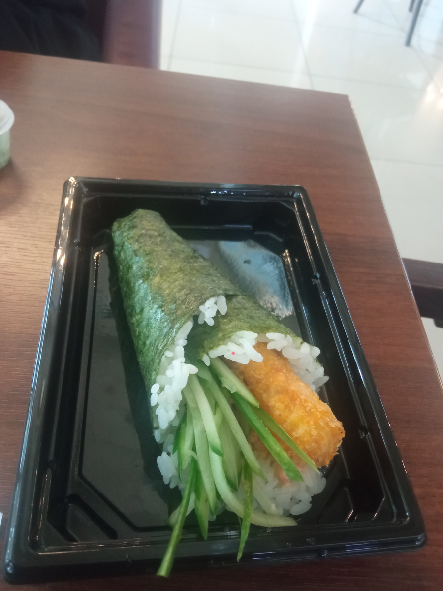 Онигири. Что-то вроде очень большого ролла