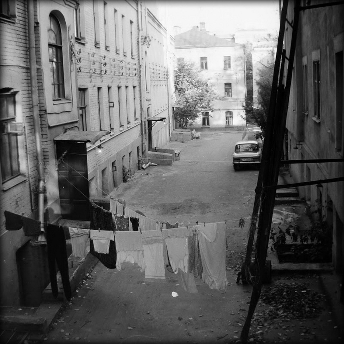 Двор домов № 21 строение 5 и 21 строение 6 по Цветному бульвару.
1985-1988гг. Автор:Г. А. Михеев.