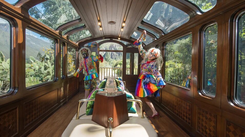 Атмосфера карнавала на борту PeruRail