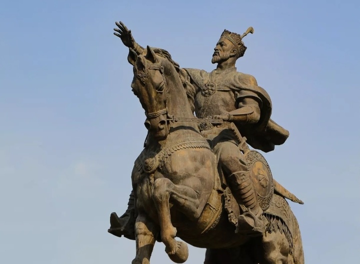 Памятник Амиру Темуру в центре Ташкента// фотография из открытого интернет-источника 