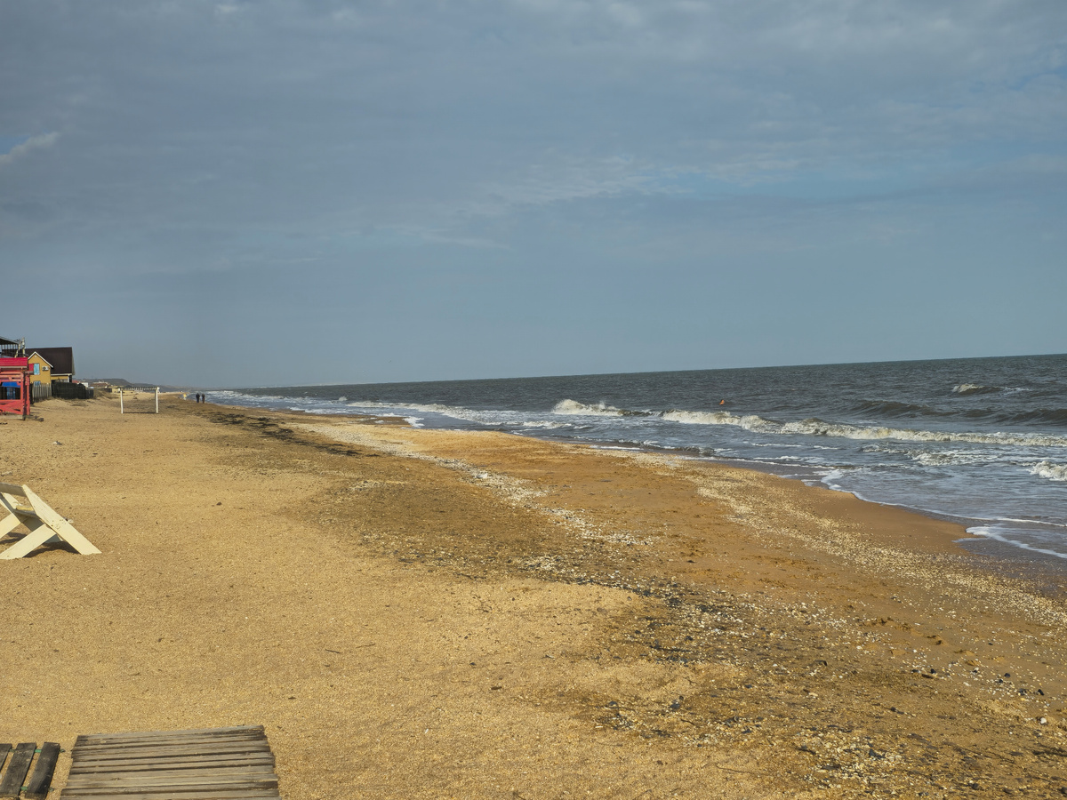 На побережье довольно продолжительный курортный сезон. Нескончаемый поток туристов с мая по сентябрь. Даже в зимнее время можно приехать для лечения и отдыха. Климат в этом регионе умеренно континентальный. Нет резких скачков температуры. Что делает пребывание на побережье приятным и комфортабельным даже в осенние месяцы. Такие условия очень благоприятно сказываются на самочувствии и психическом состоянии.
Климат подходит всем без исключения. Вечерними часами ветер дует со стороны материка. От этого на побережье практически всегда невысокий уровень влажности. Даже ребенок не простудится в такую погоду. Разница в температуре воды и воздуха небольшая, что вызывает приятные ощущения.

