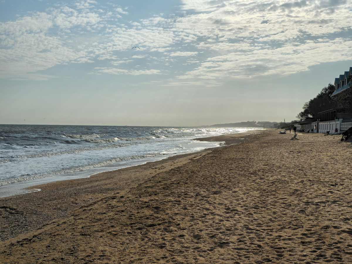 Азовское море – популярное место для отдыха. Здесь ежегодно бывает огромное количество туристов, иностранных гостей и местных жителей. Развитая инфраструктура, комфортабельные отели, красивая природа, ласковое море – далеко не все, что привлекает все больше и больше отдыхающих.
