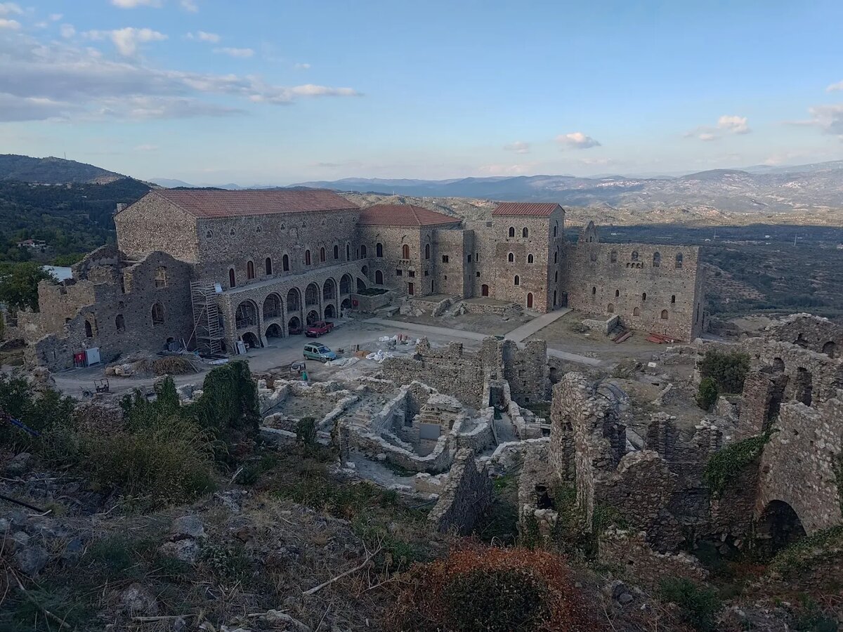 Руины Мистраса: средневековые дворцы и храмы на фоне живописных склонов Пелопоннеса