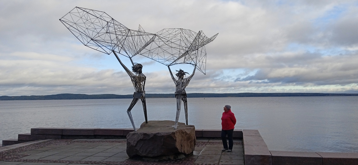 «Рыбаки» — скульптура на набережной Онежского озера в Петрозаводске, подаренная городу американским побратимом Дулутом (штат Миннесота, США) в 1991 году. 