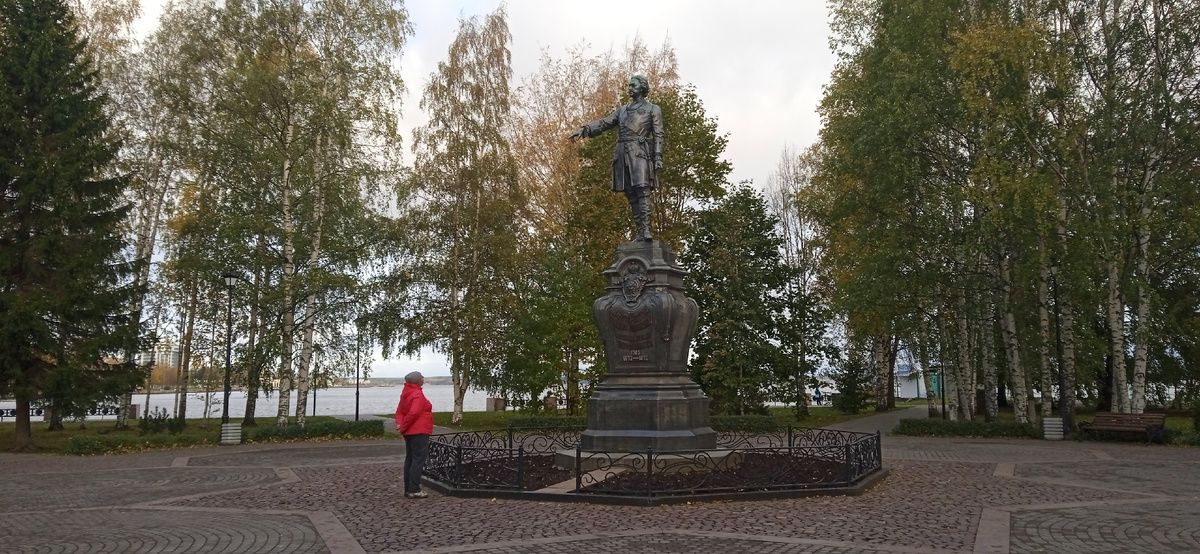 Памятник императору Петру Великому, основателю Петрозаводска