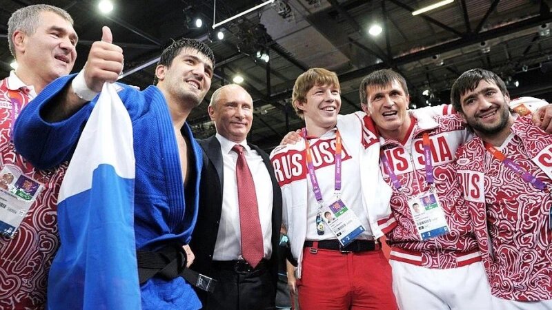     Дзюдоист Иван Нифонтов со сборной и Владимиром Путиным. kremlin.ru