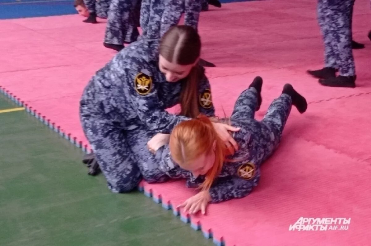    Студенты показывают, как проходят занятия по рукопашному бою, по строевой подготовке.