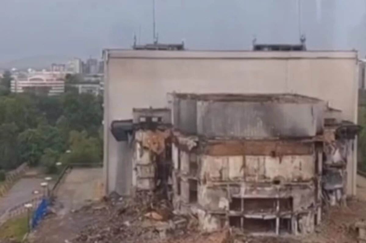    В Хабаровске подростки устроили прогулку по крыше сгоревшего театра