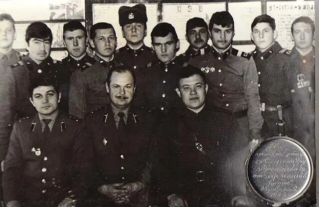 Автор (в центре 1 ряда) рассказов Александр, ротный командир со своими подчиненными офицерами и сержантами. Фото Александра Бакуты.