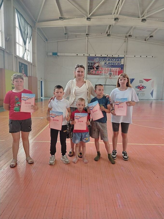 Дети участники одной из команд держат в руках дипломы