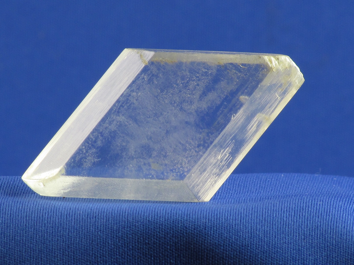 Уплощённый кристалл гипса. https://yandex.ru/images/search?from=tabbar&img_url=https%3A%2F%2Fmineralpro.ru%2Fwp-content%2Fuploads%2Fgypsum%2Fgypsum4.jpg&lr=65&pos=1&rpt=simage&text=%D0%B3%D0%B8%D0%BF%D1%81%20%D0%BA%D1%80%D0%B8%D1%81%D1%82%D0%B0%D0%BB%D0%BB%D1%8B