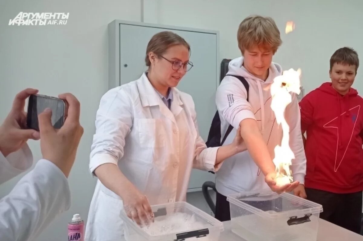    В вузе гостей удивляли химическим шоу и предлагали всем желающим поджечь руки.