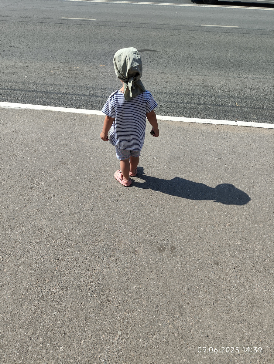 Стоим на остановке. 