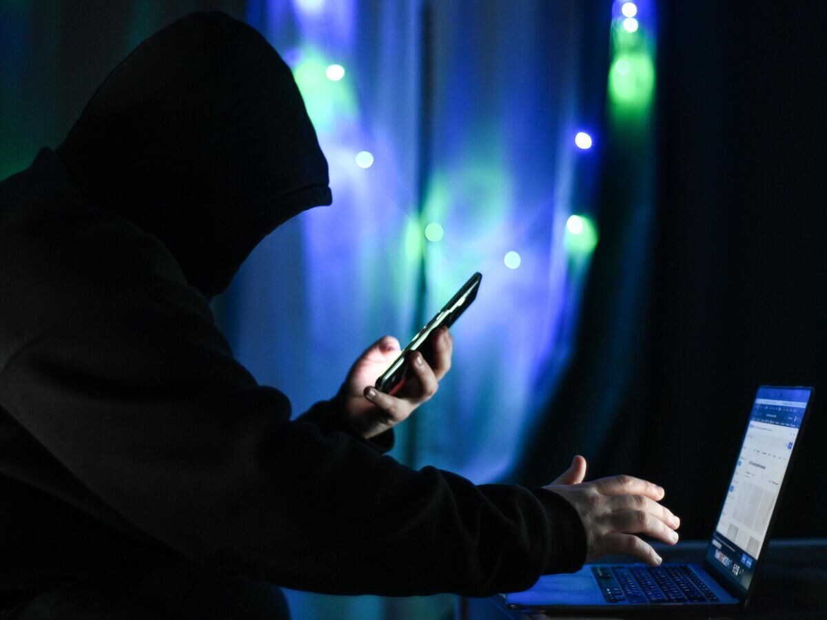    Мужчина держит в руках мобильный телефон© РИА Новости / Владимир Астапкович