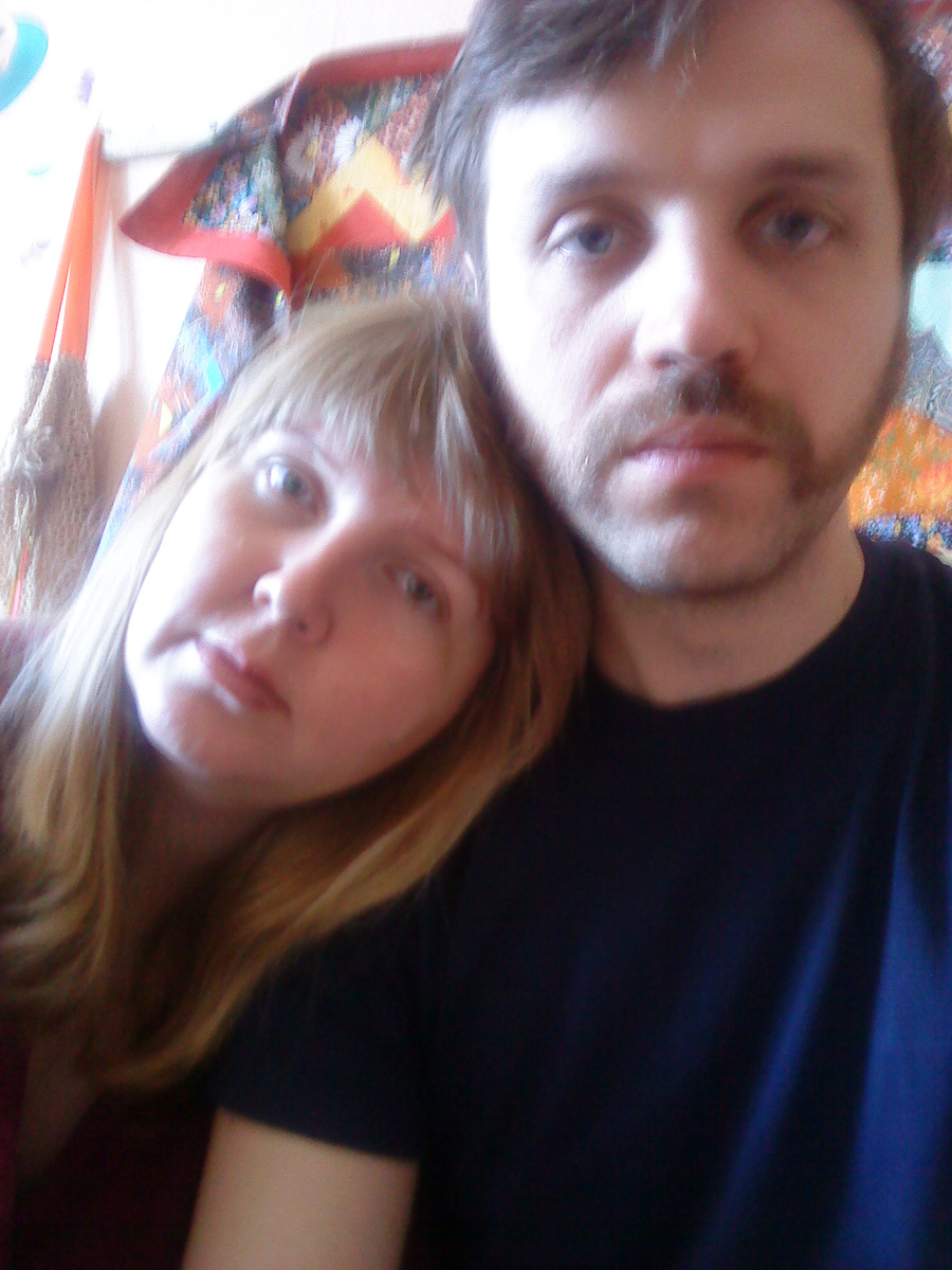 На этом фото у нас с мужем печальные, уставшие лица. А то, о чем собираюсь написать, тоже связано с печальным.