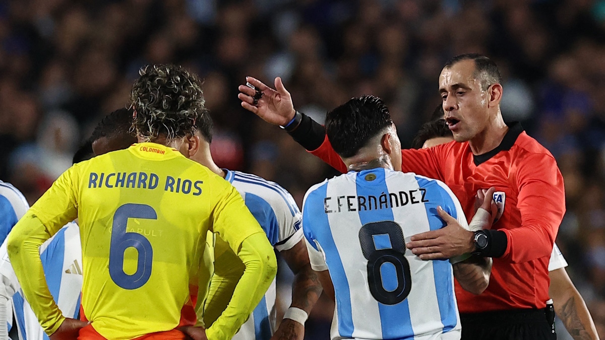    Энцо Фернандес получил удаление. Фото: REUTERS