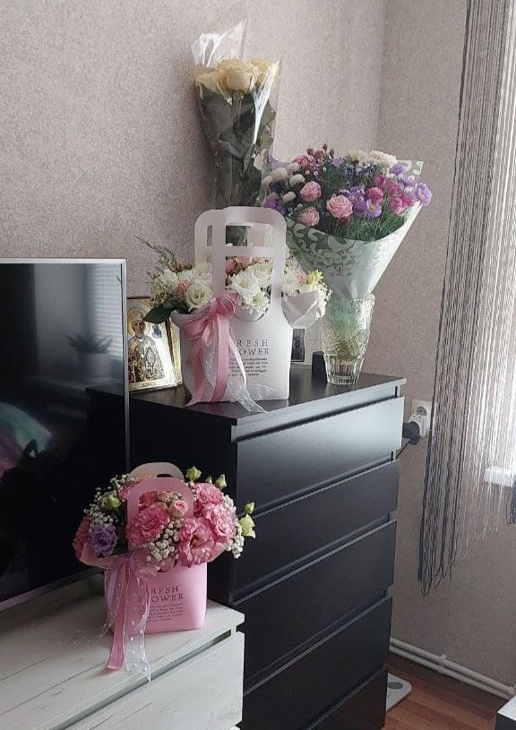 Ещё букеты стоят в кухне