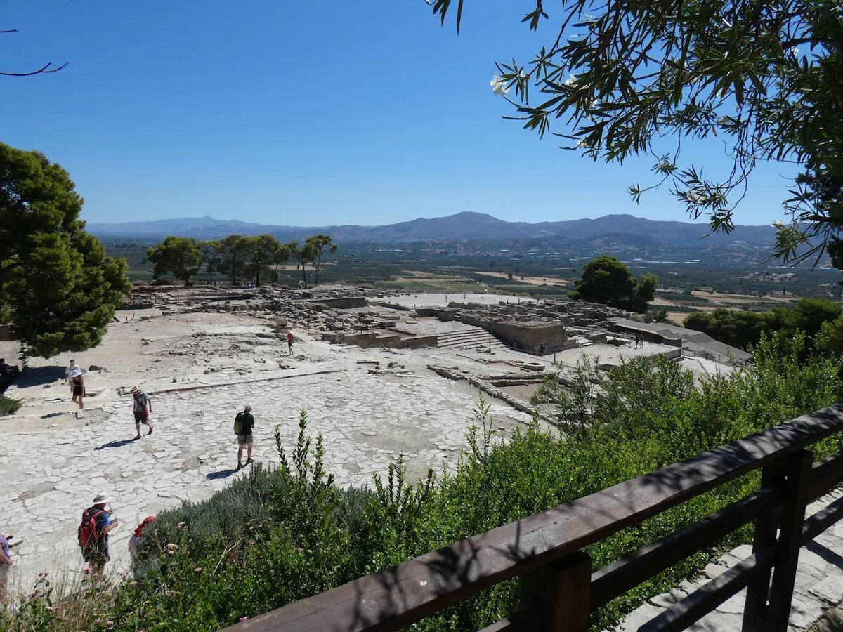 Здесь, на вершине холма, процветал один из крупнейших дворцов минойской цивилизации — легендарный Фест