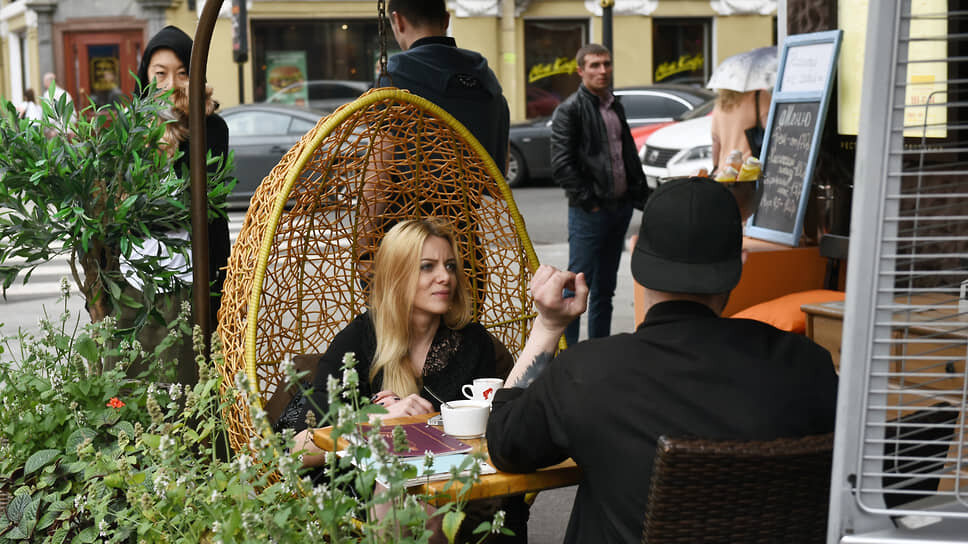 По данным Петростата, в январе — апреле текущего года стоимость многих продуктов питания, из которых в том числе готовят блюда в кафе и ресторанах, в Санкт-Петербурге значительно выросла. Так, картофель стал дороже на 47%, капуста подорожала на 41%, свекла — на 37%.📷Фото: Александр Коряков / Коммерсантъ