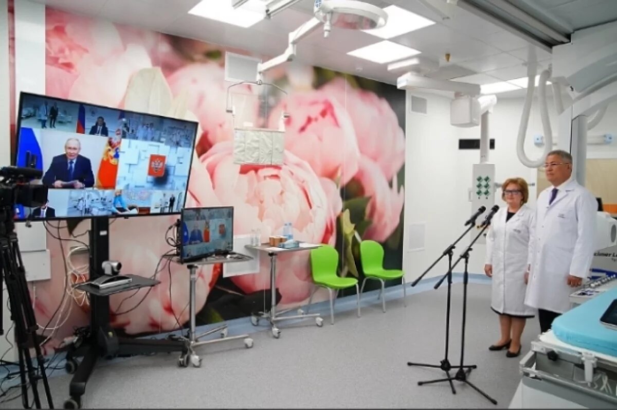    Путин принял участие в открытии хирургического комплекса кардиоцентра в Уфе
