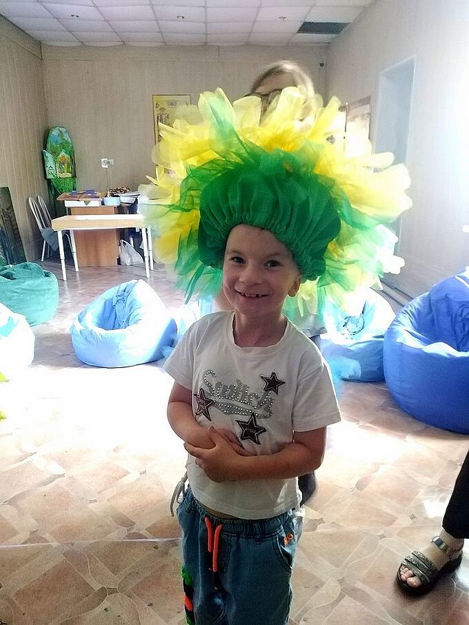 Мальчик надел на голову театральный головной убор