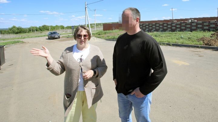 По участку воронежского бойца СВО застройщик проложил асфальт для своего коттеджного посёлка