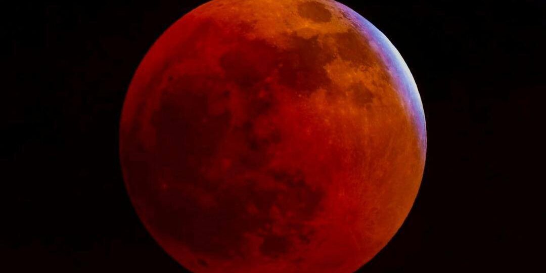 КЛУБНИЧНОЕ ПОЛНОЛУНИЕ