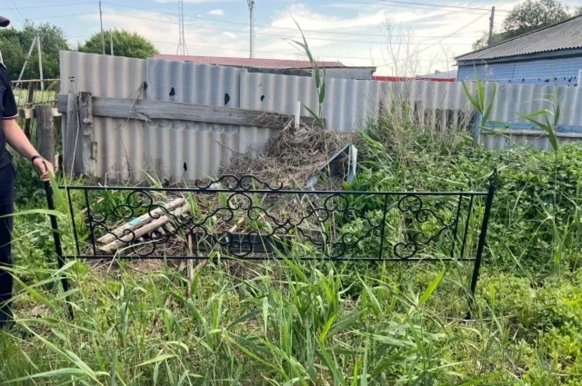    В Омской области ритуальщик украл с могилы мраморную тумбу и памятник